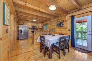 House, Multiple Beds, Hot Tub, Garden View (Beary Nice to Meet You!) | Dining