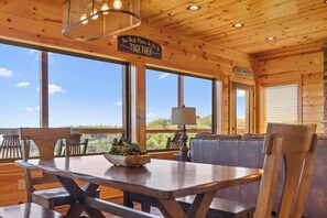 Hus, flere senger, spabadekar, fjellutsikt (Dolly Valley View) | Spiseområde