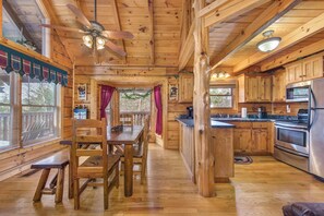 Hus, flere senger, spabadekar, hageutsikt (Catch Me If You Can) | Eget kjøkken