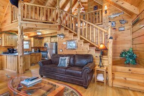 Room, Multiple Beds, Hot Tub, Garden View (Catch Me If You Can) | Living area