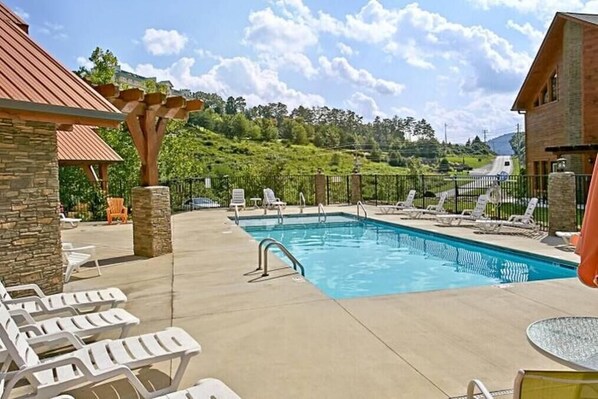 Pool - Bear Paws Up (Pigeon Forge)