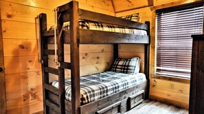 ハウス ベッド (複数台) バルコニー ガーデンビュー (Suite Retreat) | 4 室のベッドルーム、客室ごとに異なる装飾、客室ごとに異なるインテリア、ベッドシーツ