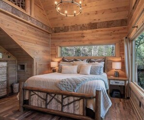 House, Multiple Beds, Balcony, Garden View (Out on a Limb TREEHOUSE) | 1 bedroom, individually decorated, individually furnished, bed sheets