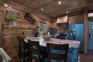 Casa, varias camas, balcón, vista al jardín (Out on a Limb TREEHOUSE) | Cocina privada