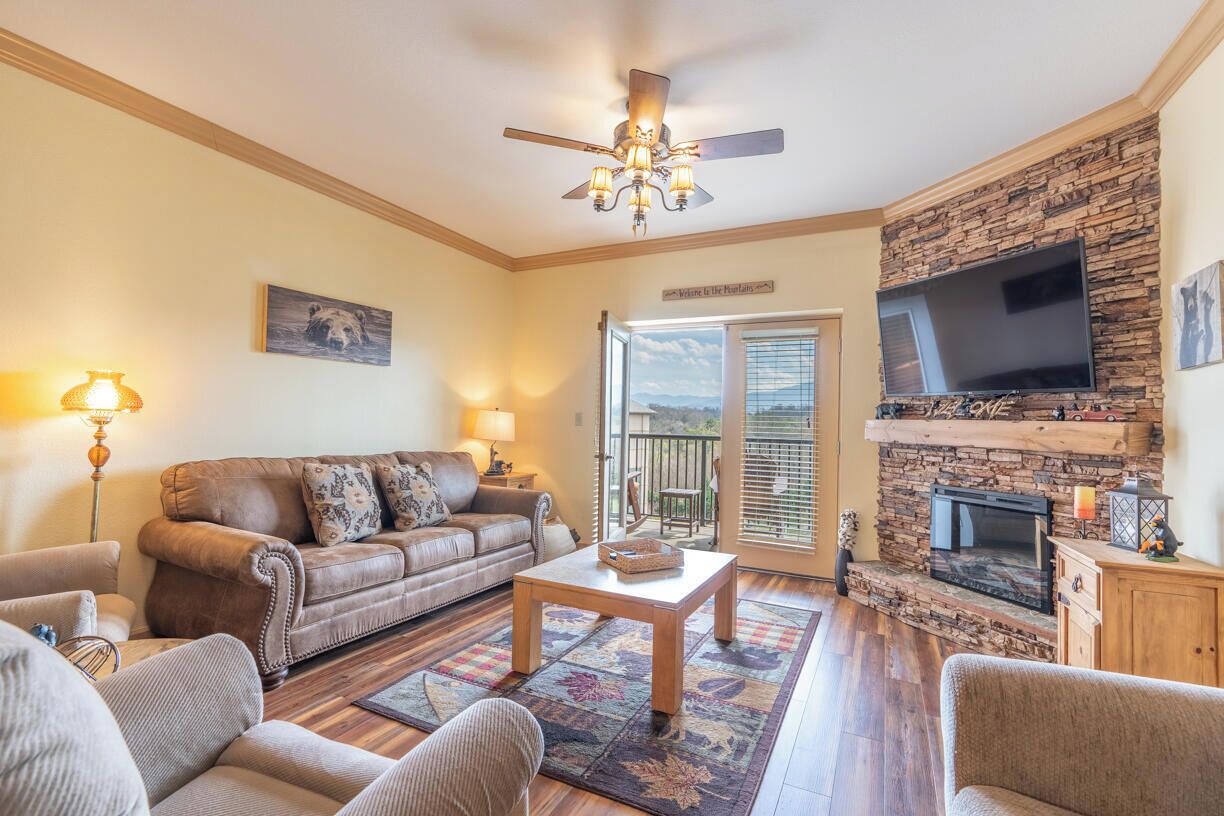 公寓式客房, 多张床, 阳台, 山景 (Mountain View Condo 3702) | 起居区