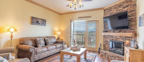 Leilighet, flere senger, balkong, fjellutsikt (Mountain View Condo 3702) | Oppholdsområde