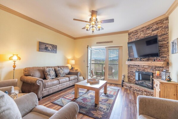 Apartment, Mehrere Betten, Balkon, Bergblick (Mountain View Condo 3702) | Wohnbereich