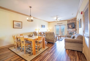 Condo, Multiple Beds, Balcony, Mountain View (Mountain View Condo 3702) | Living area