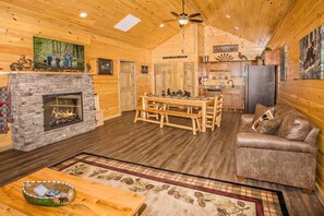 Living area - All Bear Paws (Pigeon Forge)