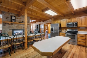 Cabane, plusieurs lits, bain à remous, vue jardin (Country Pines Lodge) | Cuisine privée