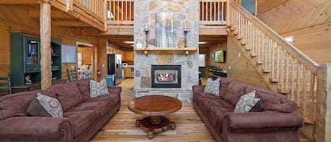 Cabaña, varias camas, hidromasaje, vista al jardín (Country Pines Lodge) | Área de sala de estar