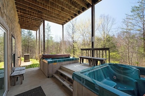 Cabane, plusieurs lits, bain à remous, vue jardin (Country Pines Lodge) | Terrasse/Patio