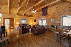 Cabin, nhiều giường, bồn tắm nước nóng, quang cảnh vườn (Country Pines Lodge) | Khu phòng khách