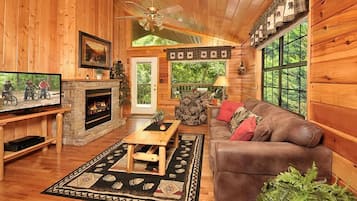 Rumah, 1 Tempat Tidur King dengan tempat tidur Sofa, hot tub, pemandangan kebun (Honey Bear Den) | Area keluarga