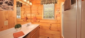 Bathroom - Honey Bear Den (Sevierville)