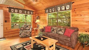 Rumah, 1 Tempat Tidur King dengan tempat tidur Sofa, hot tub, pemandangan kebun (Honey Bear Den) | Area keluarga