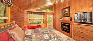 Casa, 1 cama King size y sofá cama, hidromasaje, vista al jardín (Honey Bear Den) | 1 habitación, decoración personalizada y muebles diferentes