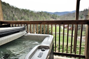 House, Multiple Beds, Patio, Mountain View (Wagon Wheel) | Outdoor spa tub - Wagon Wheel (Sevierville)