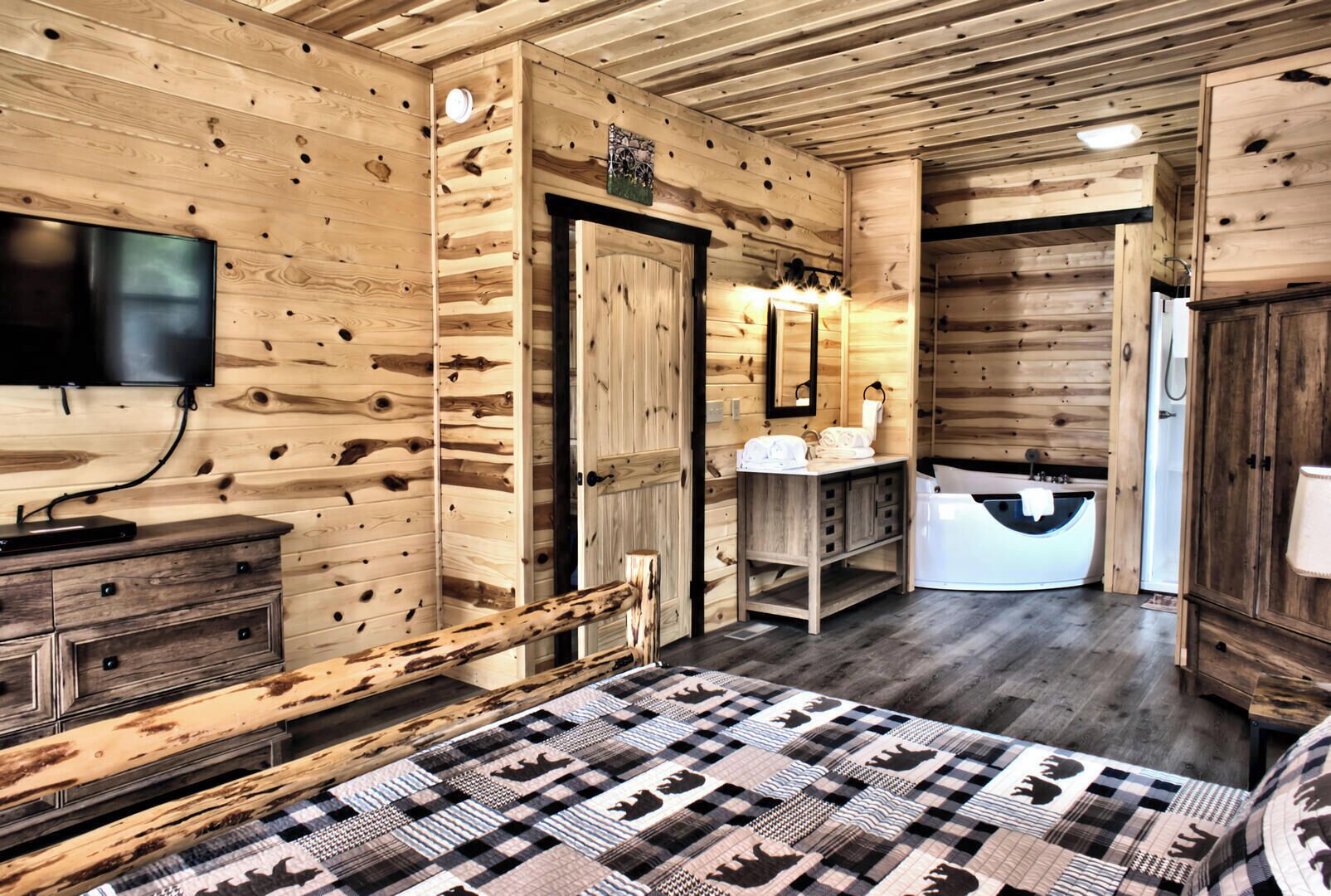 House, Multiple Beds, Patio, Mountain View (Wagon Wheel) | 4 bedrooms, individually decorated, individually furnished, bed sheets