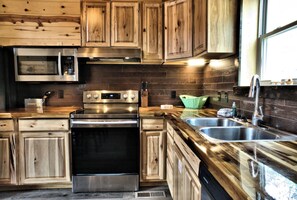 House, Multiple Beds, Patio, Mountain View (Wagon Wheel) | Private kitchen - Wagon Wheel (Sevierville)