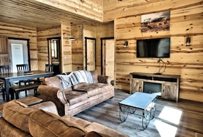 Living area - Wagon Wheel (Sevierville)