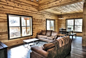 House, Multiple Beds, Patio, Mountain View (Wagon Wheel) | Living area - Wagon Wheel (Sevierville)