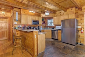 Maison, plusieurs lits, bain à remous, vue jardin (Smoky Mountain Memories) | Cuisine privée