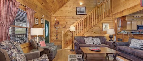 Hus - flere senge - boblebad - udsigt til have (Smoky Mountain Memories) | Opholdsområde | Pejs