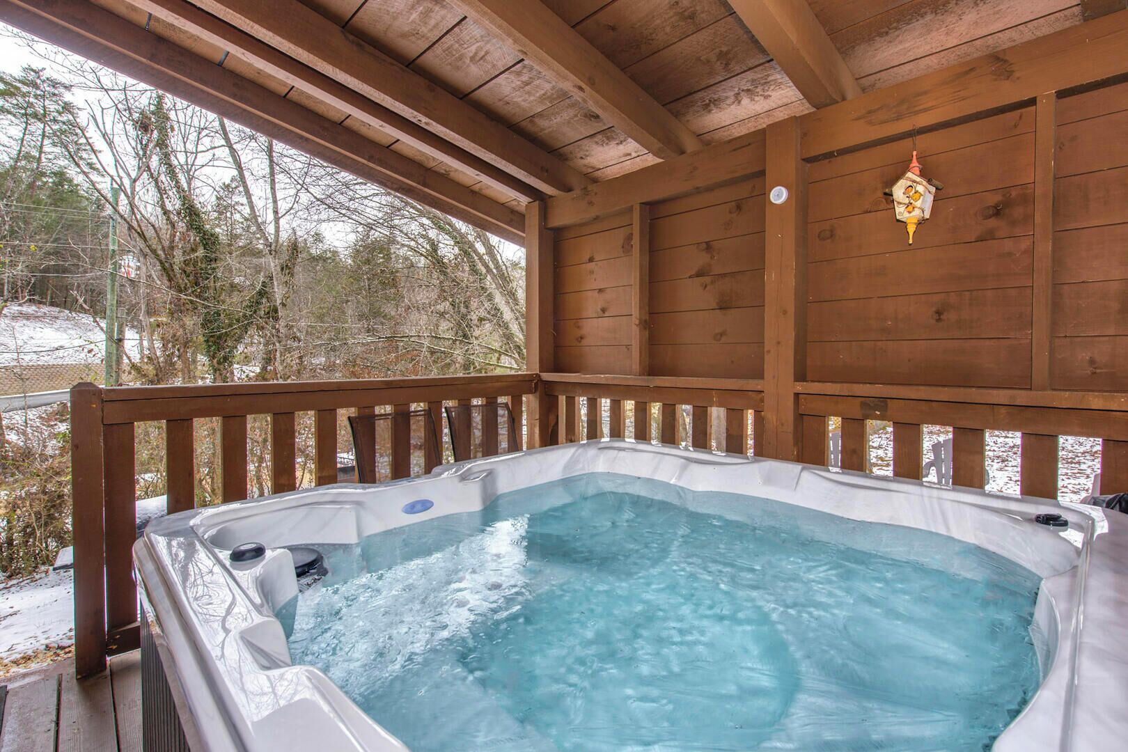Ein Holzdeck mit einem Whirlpool.