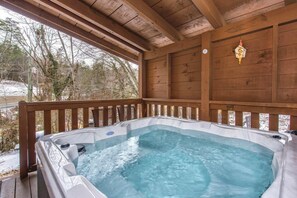 Casa, varias camas, bañera de hidromasaje, vistas al jardín (Smoky Mountain Memories) | Bañera de hidromasaje al aire libre