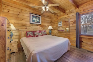 Maison, plusieurs lits, bain à remous, vue jardin (Smoky Mountain Memories) | 4 chambres, décoration personnalisée, ameublement personnalisé
