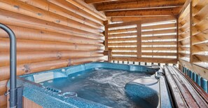 Casa, varias camas, bañera de hidromasaje, vistas al jardín (Marigold's Mountain Memories) | Bañera de hidromasaje cubierta