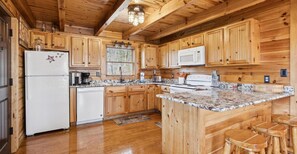 House, Multiple Beds, Hot Tub, Garden View (Marigold's Mountain Memories) | Private kitchen