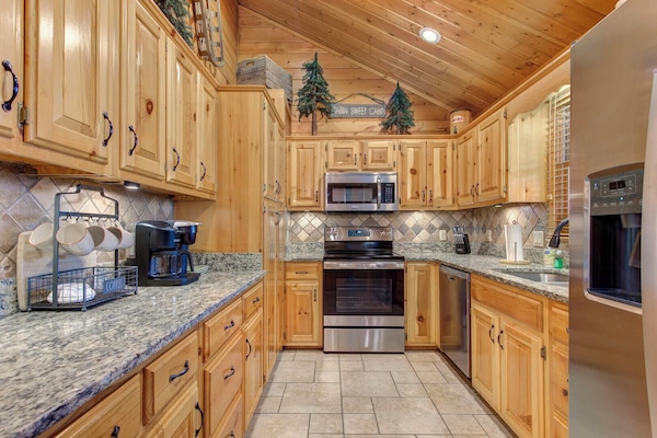House, Multiple Beds, Balcony, Garden View (Smokies Edge) | Private kitchen