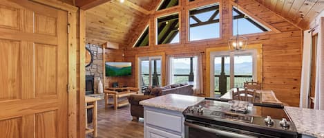 Rumah, Beberapa Tempat Tidur, hot tub, pemandangan gunung (Serenity Now) | Interior