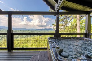 Hus, flere senger, spabadekar, fjellutsikt (Serenity Now) | Utendørs boblebad