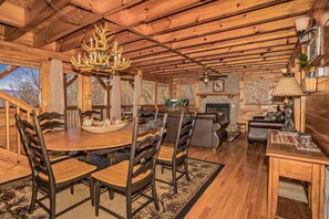 House, Multiple Beds, Hot Tub, Mountain View (A Mountain Dream) | Dining