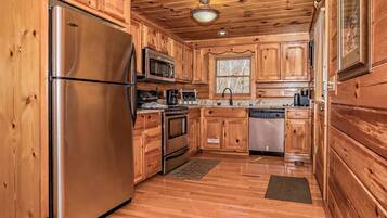 House, Multiple Beds, Hot Tub, Mountain View (A Mountain Dream) | Private kitchen