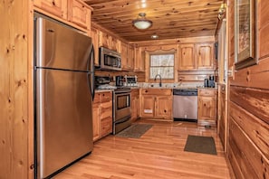 House, Multiple Beds, Hot Tub, Mountain View (A Mountain Dream) | Private kitchen