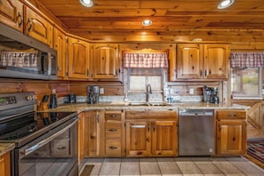 Maison, plusieurs lits, bain à remous, vue montagne (Lookout Lodge) | Cuisine privée