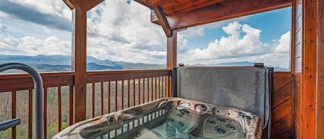 House, Multiple Beds, Hot Tub, Mountain View (Lookout Lodge) | Outdoor spa tub
