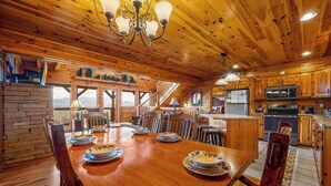 單棟房屋, 多張床, 熱水浴缸, 山景 (Lookout Lodge) | 用餐區