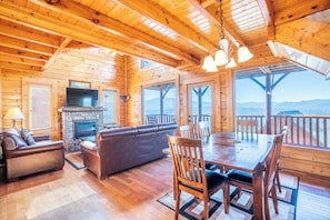 House, Multiple Beds, Hot Tub, Mountain View (Top of the World) | Interior