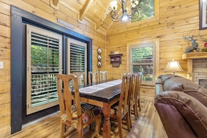 Casa, varias camas, hidromasaje, vista al jardín (Mountain Charm) | Restaurantes