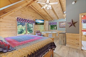 3 bedrooms, individually decorated, individually furnished, bed sheets - Mountain Charm (Pigeon Forge)