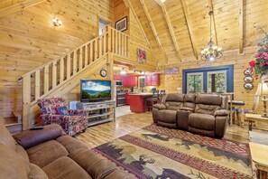 House, Multiple Beds, Hot Tub, Garden View (Mountain Charm) | Living area