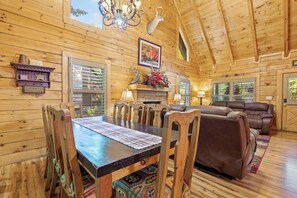 House, Multiple Beds, Hot Tub, Garden View (Mountain Charm) | Interior