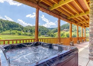Hus - flere senge - boblebad - udsigt til have (Smoky Mountain Ranch) | Udendørs spabad