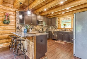 Hus - flere senge - boblebad - udsigt til have (Smoky Mountain Ranch) | Privat køkken
