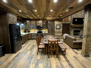 Hus, flere senger, spabadekar, fjellutsikt (Coal Camp Lodge) | Spiseområde